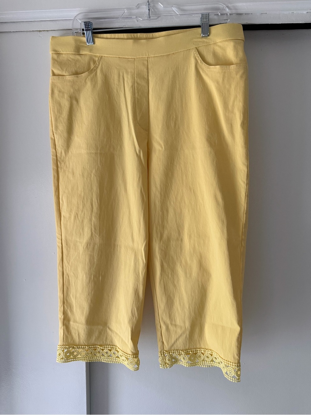 Alfred Dunner Yellow Lace-Hem Capris